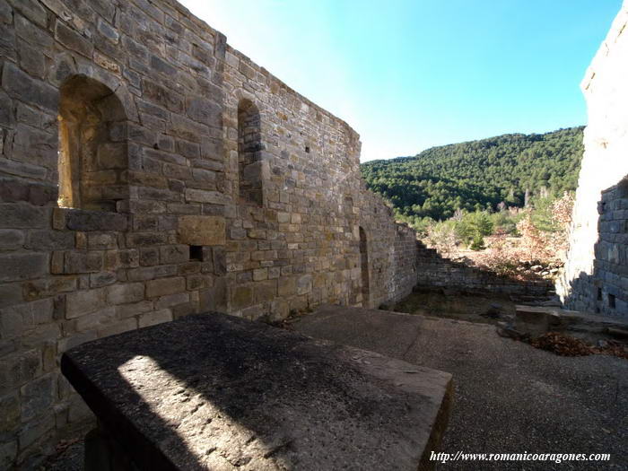 INTERIOR DE LA NAVE DESDE LA CABECERA